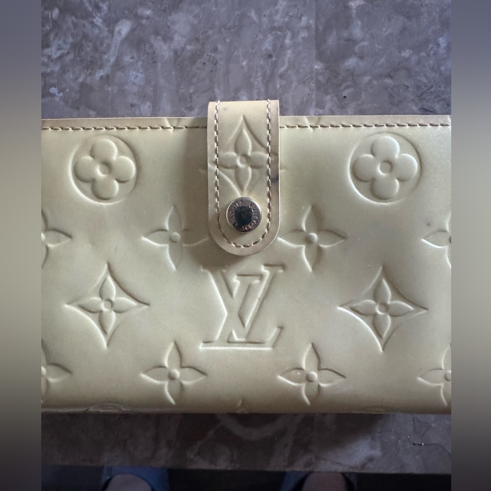 ☀️ Louis Vuitton butter yellow Vernis leather bifold wallet w kiss lock. W COA☀️